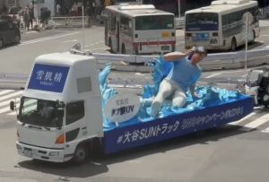 (VIDEO) Shohei Ohtani Giant Sliding Sculpture Sun Truck Goes Viral in Shibuya for Sekkisei Sunscreen Campaign