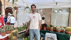 Un fiume di persone nel giardino cittadino di 