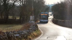 Strada di Gropada da allargare: ignoti 7 proprietari dei terreni