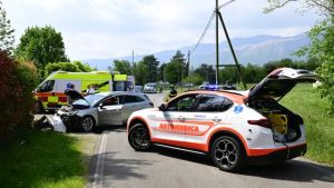 Auto si schianta contro il muretto di un’abitazione ad Aviano: tre feriti, grave una 13enne