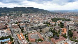 El barrio de Oviedo que nació de la fiebre por el ferrocarril, acotó el Campo San Francisco y luce siglo y medio después