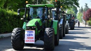 “Conserva la terra per tuo nipote”: la protesta dei trattori contro il maxi impianto agrivoltaico