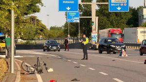 Cazzago di Pianiga, ciclista travolto da una moto muore sul colpo: stava attraversando la strada