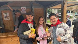 Mieres vive su folixa más multicultural e intergeneracional, con la sidra como protagonista: se despacharán más de 5.000 litros