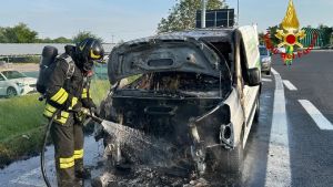 Furgone a fuoco subito dopo l’uscita del casello di Udine Sud: illesi i due occupanti