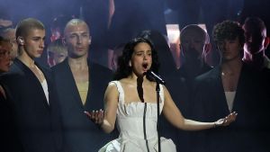 Del confesionario de Rosalía al sarcasmo de Sabrina Carpenter: las artistas se ríen de sus fracasos amorosos