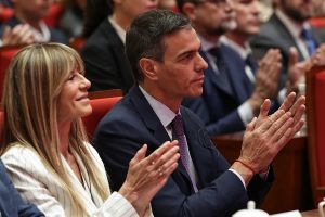 Desengáñate Begoña, no te defienden a ti; defienden al puto amo