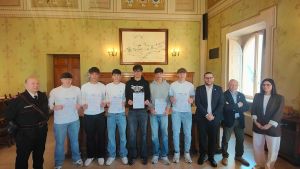 Restituiscono borsa con soldi e documenti, sei studenti premiati dal Comune