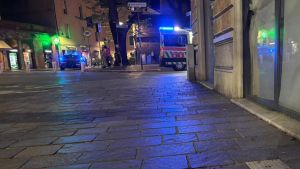 Rissa in centro storico: cazzotti e bottiglie rotte. Un giovane in ospedale