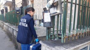 Morto con 97 ovuli in corpo: la scientifica in via Zipoli, il mistero della caduta