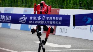 „Blitz“-Roboter laufen Menschen bei Peking-Marathon davon