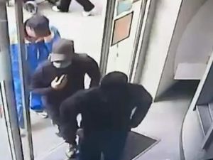 La rapina in banca a Napoli: «Il tunnel di 12 metri sotto il caveau? Scavato tutto a mano»