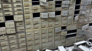 Rapina in banca a Napoli, prese di mira soltanto le cassette non blindate: è bastato un cacciavite