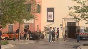 Supercar sul sagrato, scoppia la polemica al Lido: «Gesto irrispettoso, la Pro Loco si scusi»