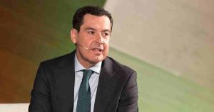 ¿Cuánto vale la salud de un bebé andaluz? El escándalo del cribado neonatal que acorrala a Moreno Bonilla