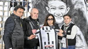 Lo stadio ricorda Matteo. L’abbraccio ai genitori