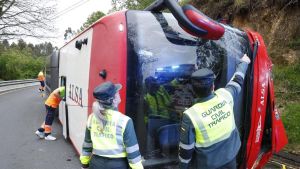 La conductora del bus volcado en Gijón trató de esquivar a dos coches que iban 