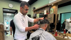 Carovita, taglio di capelli gratis ai pensionati: “Il mio modo di dire grazie alla città”