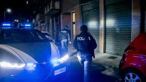 Denuncia il partner violento, torna a casa con la polizia e lo fa arrestare per spaccio