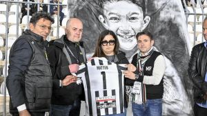 Tutto lo stadio in lacrime. Omaggio di diecimila tifosi alla famiglia di Matteo