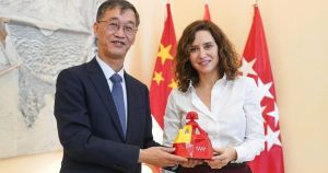 China, la enésima contradicción del PP: del acoso a Sánchez al cinismo de Ayuso y Moreno Bonilla