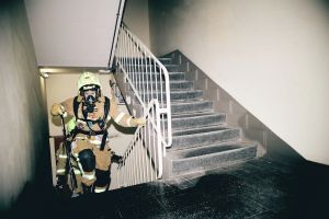 770 Treppenstufen bis ans Limit: So hart ist der Feuerwehr-Wettkampf im Park Inn Berlin wirklich