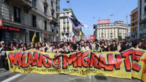 I tre controcortei No Remigration e la risposta dei centri sociali a Salvini, Bardella e Patrioti: “Milano è meticcia, via i razzisti”