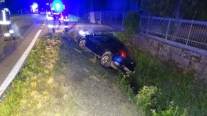 Schianto nella notte a Chions: incastrato tra le lamiere, 38enne in terapia intensiva