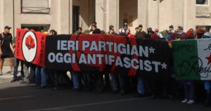 Pistole e insulti, tutti i deliri dei centri sociali anti-Salvini