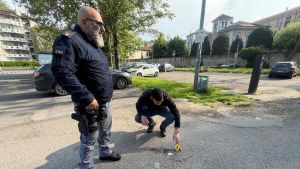 Pavia, accoltellato al collo alle 3 di notte nel parcheggio: muore 25enne