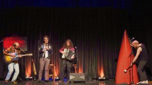 Musik auf Brotdosen und einem halben Kanu: Gankino Circus begeistern im Ali-Theater