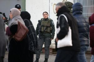 Een vuilniswagen vol 'illegalen' bij Israëlisch checkpoint