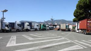 Diesel alle stelle e liquidità azzerata: cosa c’è dietro lo sciopero degli autotrasportatori. “Il taglio delle accise un boomerang”