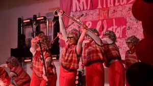 Mitten in Peterzell wird ein tänzerisches Feuerwerk gezündet