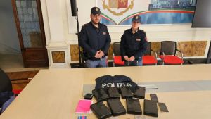 Nascondevano nell’auto dieci chili di cocaina dal valore di 700 mila euro: arrestati