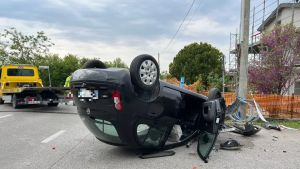 Auto si ribalta dopo l'urto con un muretto: ferito un 23enne