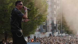 Marracash canta nella sua Barona: “Trasformare la rabbia in energia”. Oltre 230mila euro per il quartiere