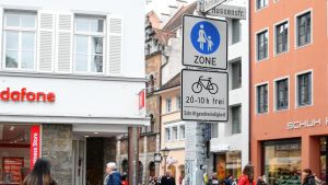 Rabiater Radfahrer versucht, Kontrolle in der Konstanzer Fußgängerzone zu entgehen