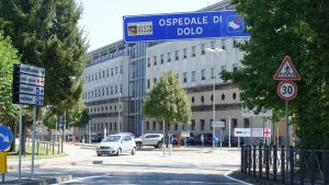 Al Pronto soccorso dopo una rissa con i coetanei, giovane aggredisce il personale sanitario