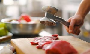 Sosedski spor: 61-letnik sosedu prisolil klofuto zaradi preglasnega tolčenja zrezkov