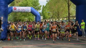 RunDonato, la solidarietà va di corsa: un fiume di maglie colorate riempie la città