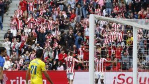 El Sporting golea al Cádiz sin despeinarse: doblete de Duba y tanto de Otero para volver sonreír