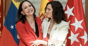 La Embajada de Venezuela denuncia la “violencia política” y el “racismo” de Baute en el acto de Machado y Ayuso