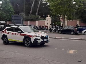 Travolto in scooter su viale Alfieri. È grave: caccia al pirata della strada