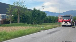 Perde il controllo della moto e si schianta contro un palo della luce: muore a 52 anni