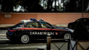 Terrore in negozio, rapina con la pistola: “Dacci i soldi”. E scappano con 1000 euro