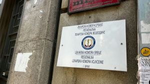 Novi Sad: Pripadnici policije ispred biračkog mesta gde lekari čekaju rezultate izbora