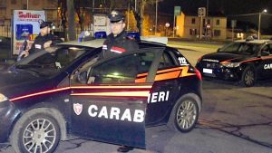 Cercano di rubare 25 cofani di auto sportive ma vengono beccati: salta il colpo su commissione