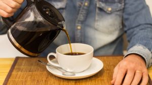 Waarom werkt koffie zo laxerend? En is dat erg? ‘Bij een trage stoelgang kan het heel praktisch zijn’
