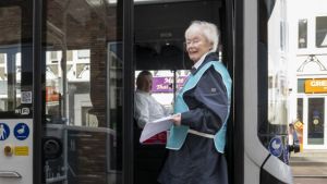 Elly (82) is enquêteur in het openbaar vervoer. ‘Het geld dat ik ermee verdien, is om te verbrassen’